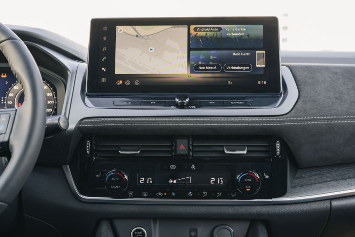 Zentraler Bildschirm auf der Mittelkonsole im Innenraum des Nissan Qashqai