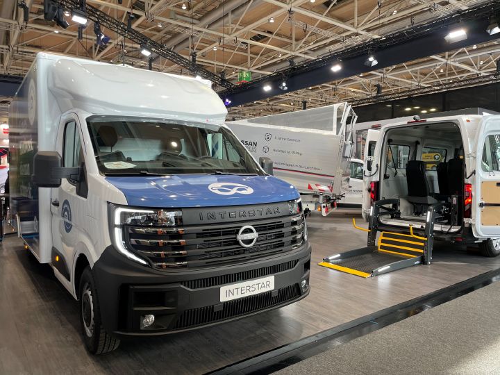 Messestand von Nissan auf der IAA Transportation 2026 mit zwei Nissan Interstar Umbauten im Vordergrund
