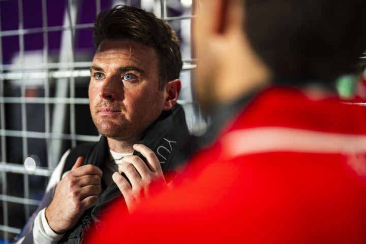 Nissan Formel E Fahrer Oliver Rowland blickt vor dem Start des E-Prix von Tokio in die Runde.