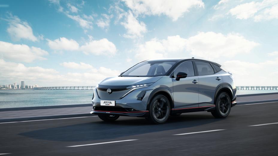Nissan ARIYA NISMO jadący drogą
