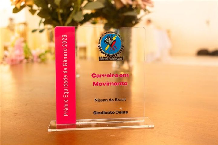 Troféu de acrílico transparente com o nome da premiação