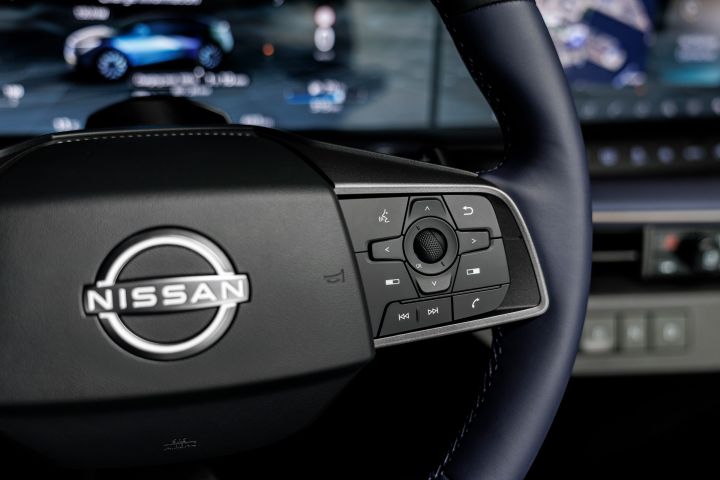 Detailaufnahme der Knöpfe auf dem Lenkrad des neuen Nissan LEAF