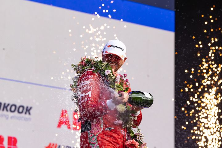Oliver Rowland versprüht Champagner auf dem Podium in Mexiko-Stadt.