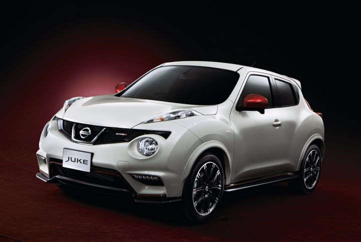 a pearl-colored Nissan JUKE NISMO with red-colored side mirrors