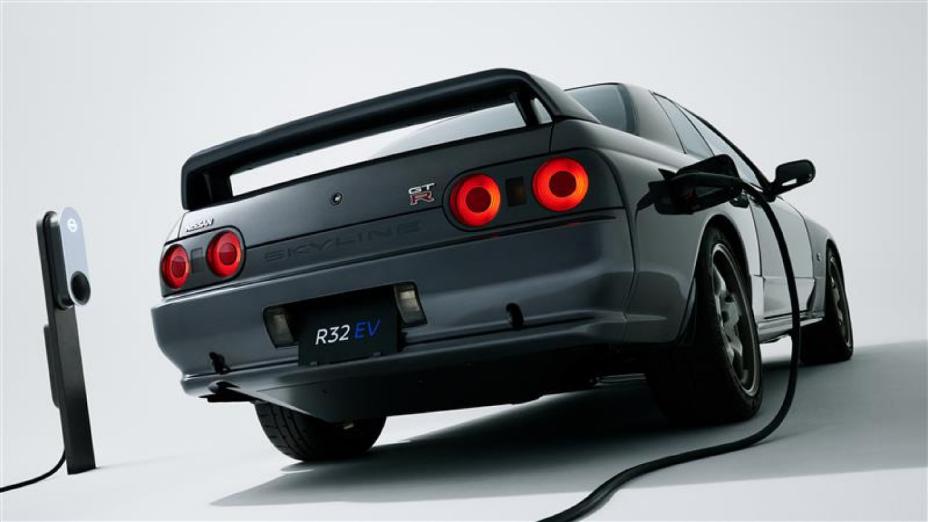 GT‑R R32 EV stojący tyłem, na białym tle