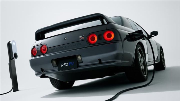 GT‑R R32 EV stojący tyłem, na białym tle