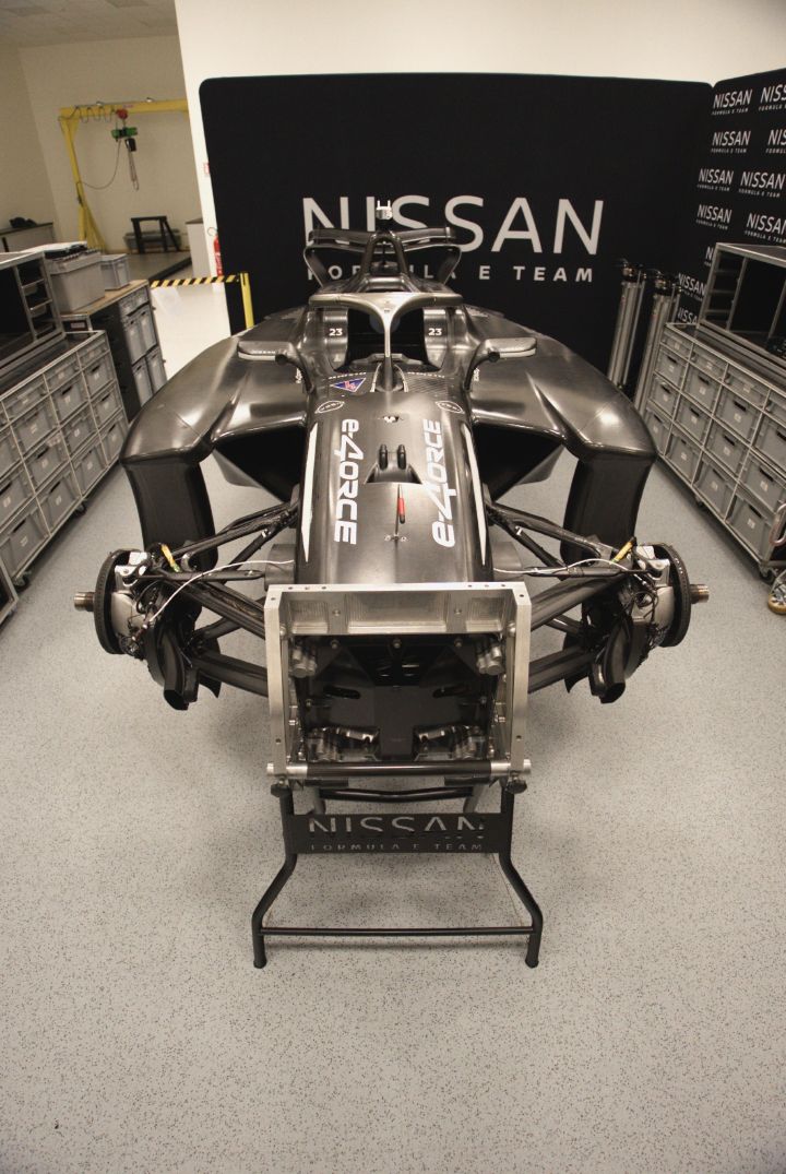 Frontalansicht des schwarzen des GEN4-Formel-E-Rennwagens von Nissan in der Werkstatt, ohne Räder und ohne Lackierung