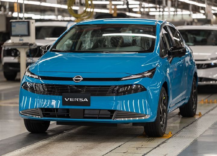 Fotografía de nuevo Nissan Versa 2026 color azul dentro de planta.
