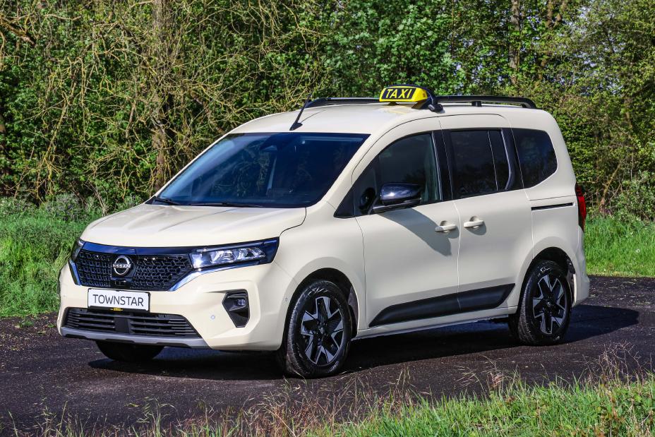 Nissan Townstar Kombi als Taxi INTAX von schräg vorne