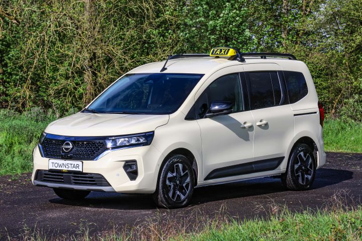 Nissan Townstar Kombi als Taxi INTAX von schräg vorne