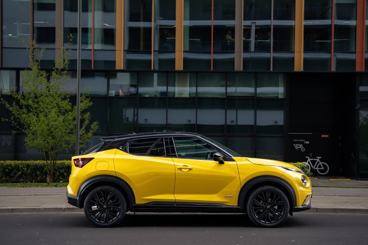 Żółty Nissan Juke stojący bokiem przed budynkiem