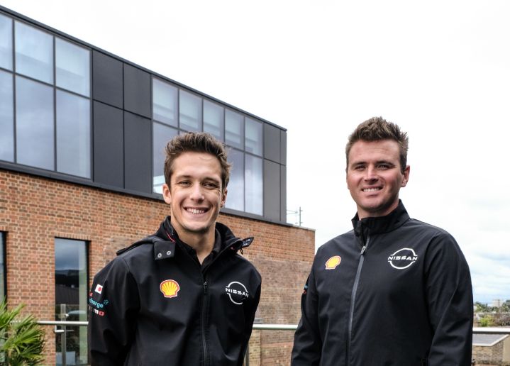 Oliver Rowland y Sacha Fenestraz, pilotos Nissan Formula E posando en pista