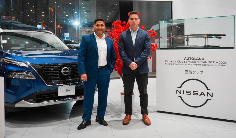 Nissan X‑Trail, Humberto Almeyda, director de Red de Concesionarios y Postventa de Nissan Perú junto a Jim Alvarado, gerente general de Autoland Perú al costado de premiación Club Samurai