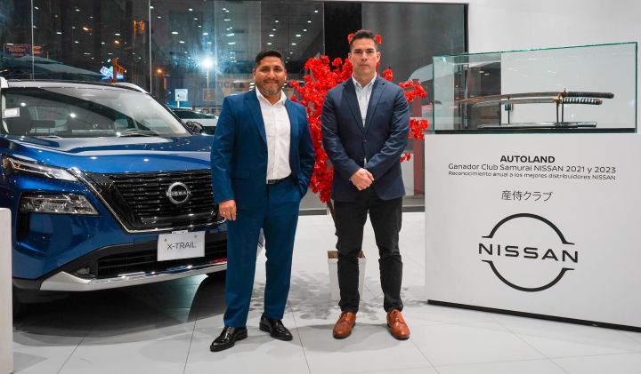 Nissan X‑Trail, Humberto Almeyda, director de Red de Concesionarios y Postventa de Nissan Perú junto a Jim Alvarado, gerente general de Autoland Perú al costado de premiación Club Samurai