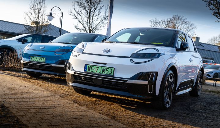 Dwa elektryczne Nissan Micra w kolorach niebieskim i białym zaparkowane na zewnątrz podczas wydarzenia Women's Fleet.