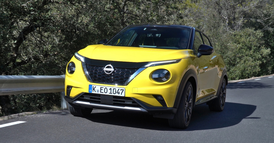 Photo dynamique d’un Juke jaune Tonic vu de ¾ avant