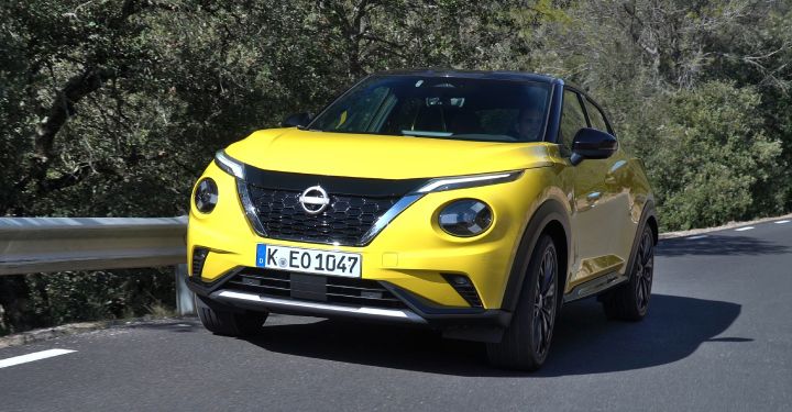 Photo dynamique d’un Juke jaune Tonic vu de ¾ avant