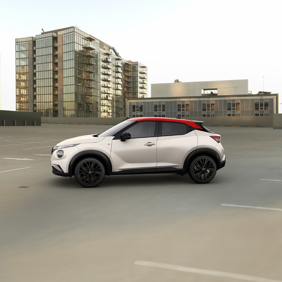 Juke Kohaku de profile sur un parking situé sur le toit d’un immeuble