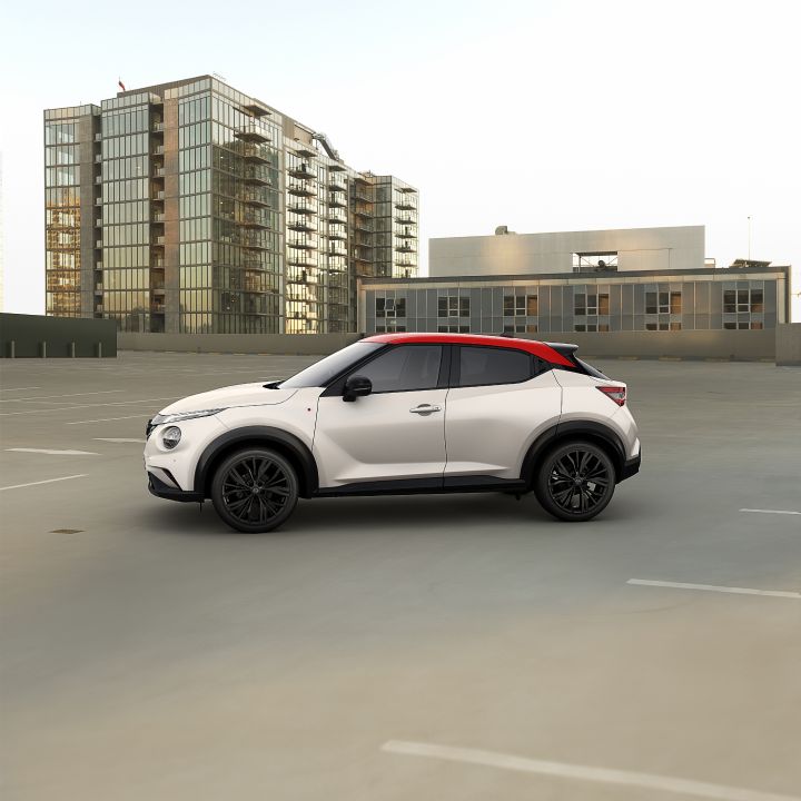 Juke Kohaku de profile sur un parking situé sur le toit d’un immeuble