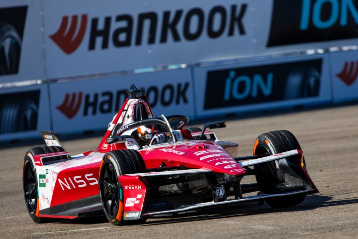 Norman Nato im Nissan Formula E Rennwagen in einer Linkskurve in Berlin