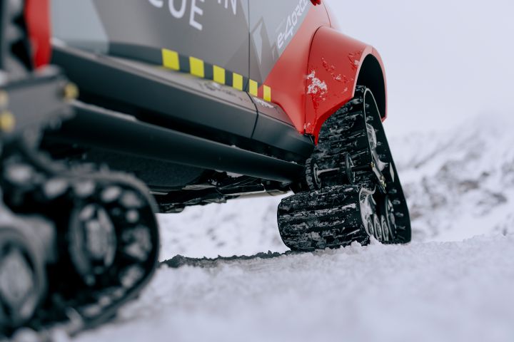 Focus on the snow tracks of Nissan X‑Trail Mountain Rescue, an X‑Trail e‑4ORCE