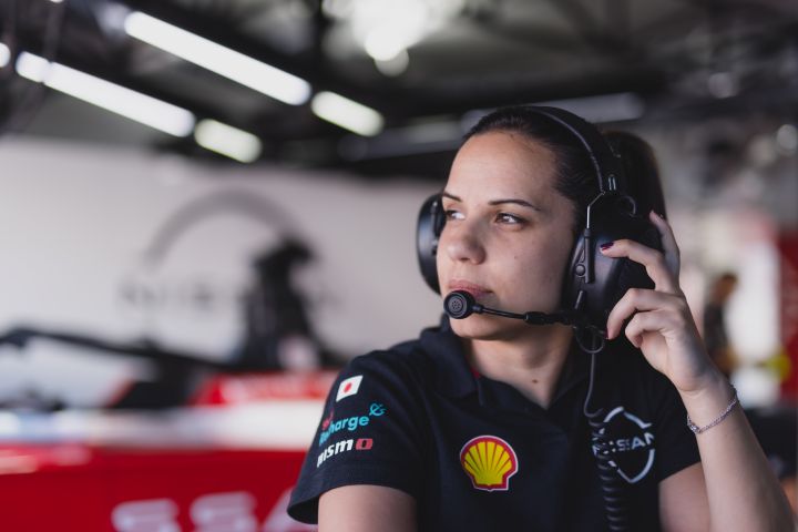 Francesca Valdani, responsable de l'équipe Nissan Formule E, regarde au loin tout en portant un casque.