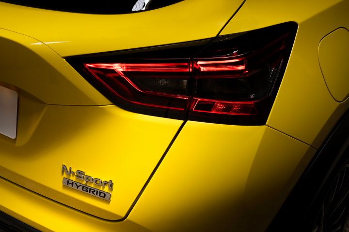 Detailansicht Heck gelber Nissan Juke mit roter Heckleuchte und Modellschriftzug N-Sport Hybrid