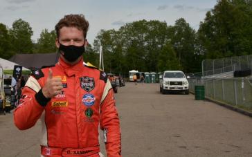 Gavin Sanders pose pour une photo avec les mains en l'air