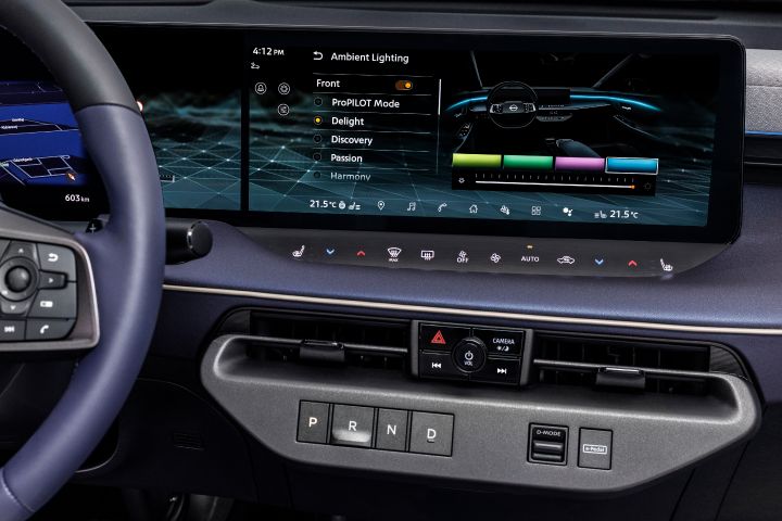 Infotainmentbildschirm im Interieur des neuen Nissan LEAF, das Menü zeigt die Auswahlmöglichkeiten für die Ambientebeleuchtung