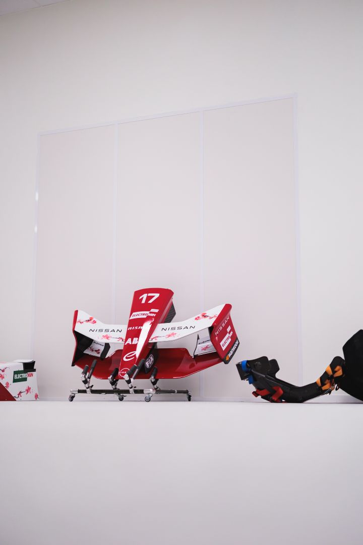 Bauteile des Nissan Formel E Rennboliden für die Saison 11 mit Fokus auf den Frontflügel mit Startnummer 17