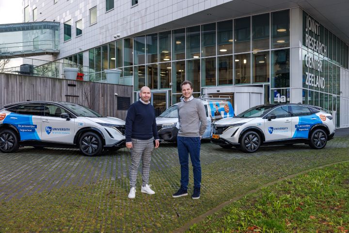 Jost Sturm, Directeur van Auto Sturm, samen met Antoine Kunst, Directeur Bedrijfsvoering van HZ  University of Applied Sciences tijdens de aflevering van de 10 Nissans.