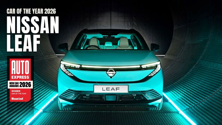 Novo Nissan LEAF turquesa visto de frente com texto em cima do lado esquerdo a dizer “Car of The Year 2026” Nissan LEAF e com o logo da Auto Express