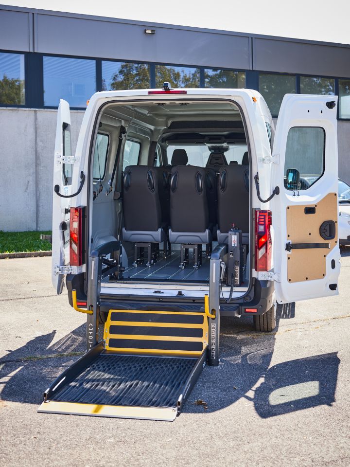 Der Rollstuhllift am Heck des Nissan Interstar-e mit MobiTEC Ausbau ist auf Straßenniveau herabgelassen
