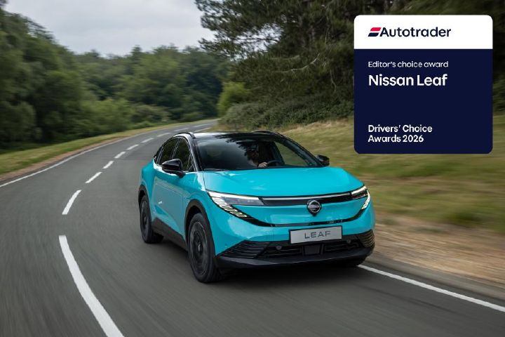 O novo Nissan LEAF azul em estrada de montanha com o logo  Autotrader Editor’s Choice award logo no canto superior direito da imagem