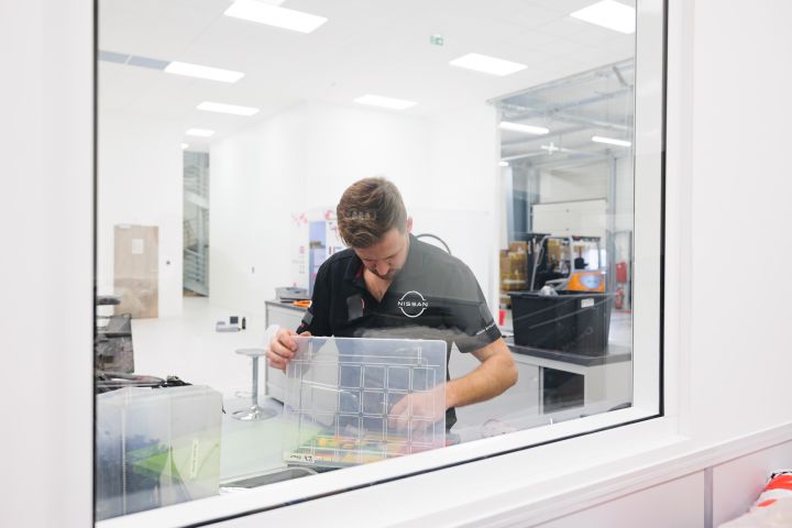 Ein Mechaniker sucht ein Teil in einer Aufbewahrungsbox im Nissan Formel E Headquarter