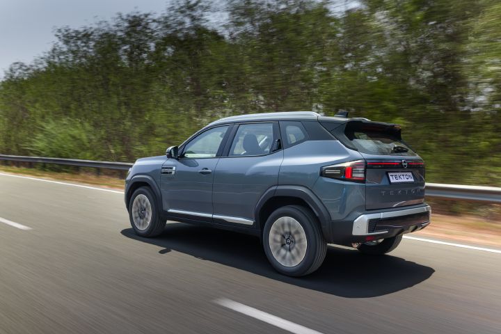 Rear three-quarter view of the Nissan Tekton highlighting its full-width rear lighting.