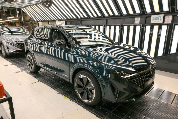 Ein neuer dunkelgrüner Qashqai vor einem grauen Qashqai verlassen die Produktionslinie des Nissan Weks in Sunderland