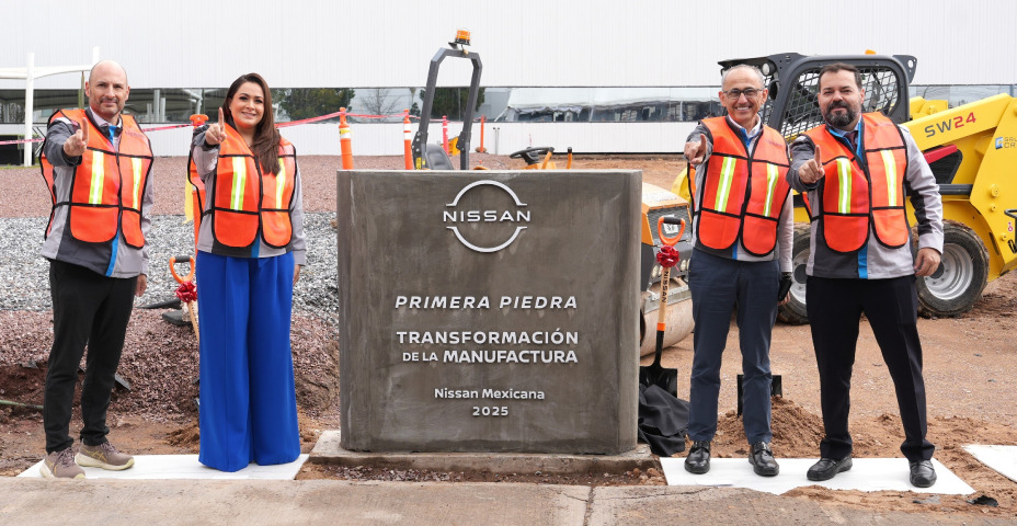 Directivo Nissan y personas clave para la instalación de la primera piedra del evento.