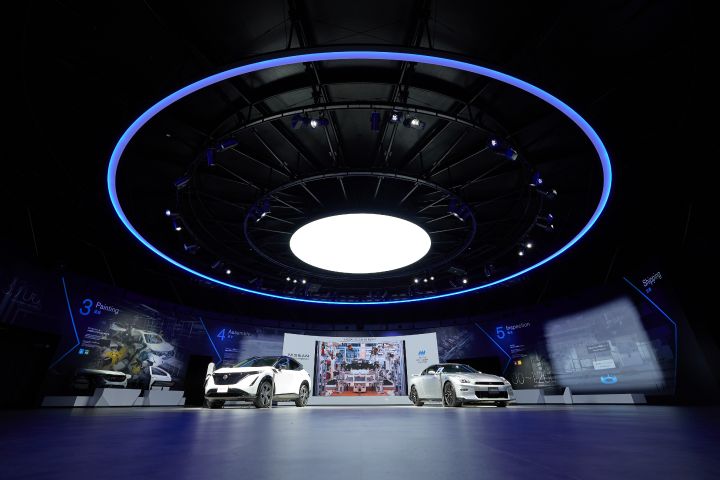 ゲストホール内。宇宙空間のような円形の天井下に日産車が展示されている。