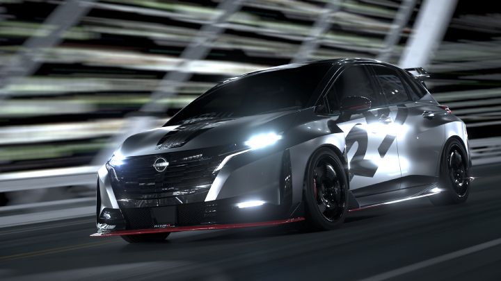 Aura NISMO RS concept de ¾ avant feux allumés qui roule