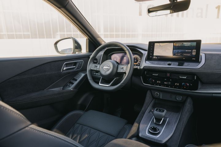 Blick von schräg hinten in das Cockpit des Nissan Qashqai mit schwarzen Leder-/Alcantara-Sitzen