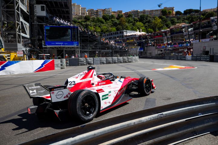 Rückansicht von Norman Nato, wie er die Schwimmbad-Etappe in Monaco bewältigt.