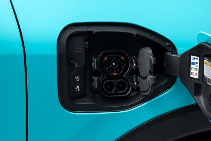 Prises de recharge V2L et V2G derrière la trappe de recharge ouverte sur la nouvelle Nissan LEAF
