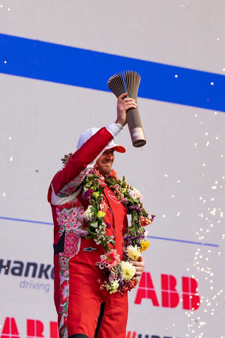 Oliver Rowland hebt seine Trophäe auf dem Podium in Mexiko-Stadt in die Luft.