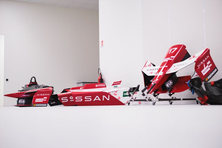 Einzelteile eines Nissan Formel E Rennwagens in rot-weißer Lackierung mit Kirschblütendesign