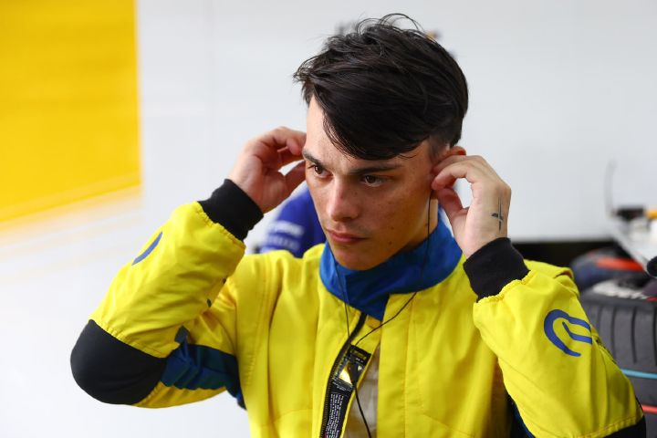 Zane Maloney bereitet sich auf eine Trainingseinheit vor, setzt seine Ohrhörer ein und zieht einen gelben Rennanzug an.