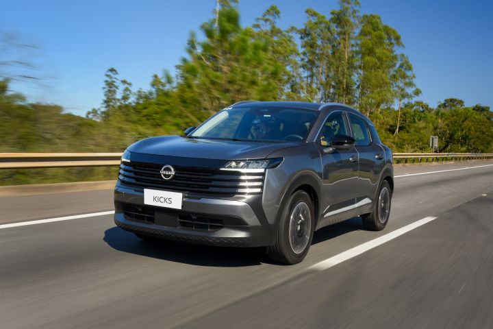 Novo Nissan Kicks Advance, versão intermediária, na cor cinza
