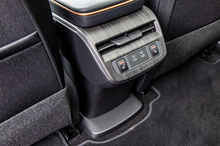 Detailaufnahme auf die beiden aktivierten Sitzheizungsknöpfe im Fond des Nissan Ariya