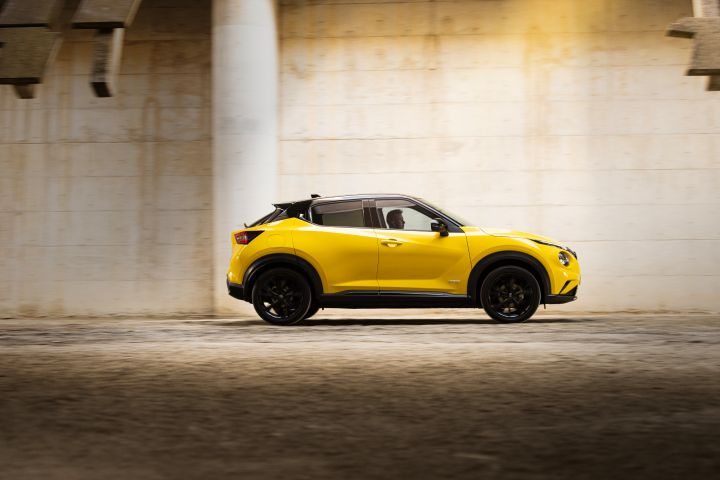 JUKE MC 2024 - Exterior - iconic yellow body color - N-Sport - dynamic side view