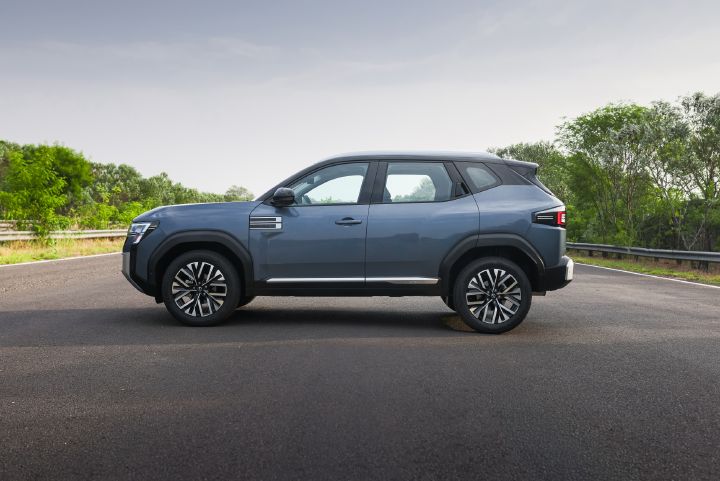 Side profile of the Nissan Tekton showing its sleek roofline, wheel design and SUV proportions.